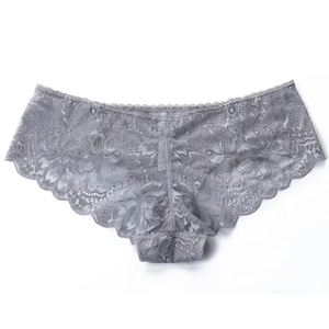 Elegante grijze kanten damesslip met bloemenpatroon en geschulpte randen en lage taille