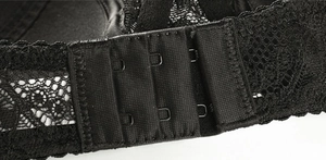 Détail macro de soutien-gorge en dentelle noire montrant l'agrafe à trois rangées