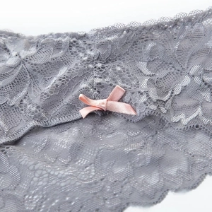 Sexy grijze kanten slip met lage taille, bloemenpatroon en een klein roze strikje