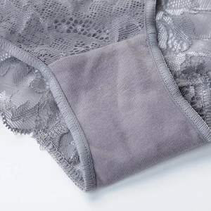 Elegante grijze kanten slip voor dames met bloemenborduurwerk en zachte katoenen voering