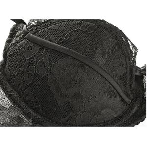 Ensemble lingerie en dentelle noire sexy avec broderie florale et détails satinés