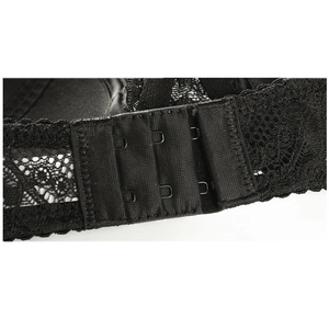 Vue arrière du soutien-gorge push-up en dentelle noire avec agrafage à trois rangs