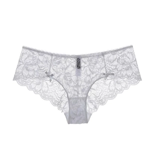 Detailopname van witte kanten slip met bloemenpatroon en kleine decoratieve strikjes