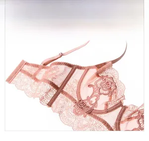 Détails macro de soutien-gorge en dentelle rose poudré avec broderie florale