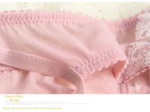 Dettaglio slip in pizzo rosa con ali laterali elastiche per una vestibilità senza segni