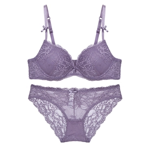 Set lingerie in pizzo viola chiaro con reggiseno push-up e slip coordinati