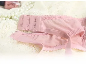 Vista dettagliata posteriore del reggiseno in pizzo rosa con chiusura stabile a due ganci