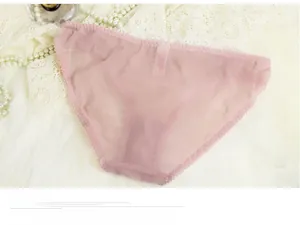 Dettagli di mutandine in pizzo rosa e mesh con delicato ricamo floreale su tessuto morbido