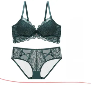 Détail de la dentelle florale vert foncé sur l'ensemble soutien-gorge et culotte en mesh