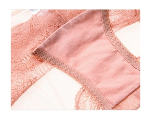 Détail de culotte en dentelle rose avec motifs floraux délicats et gousset en coton doux