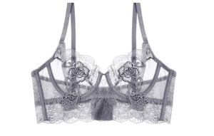 Détail de broderie florale grise et mesh transparent sur un soutien-gorge en dentelle
