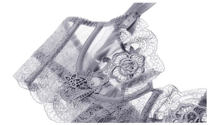 Détail de soutien-gorge en dentelle grise avec broderie florale et petit nœud en diamant