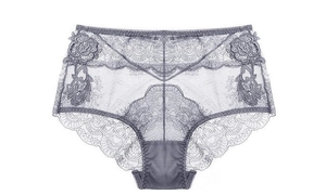 Vue détaillée d'une culotte taille haute en dentelle grise avec broderie florale