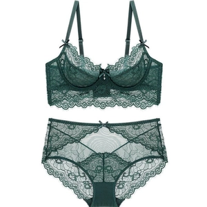 Spitzen-Lingerie-Set mit dunkelgrünem BH und High-Waist-Slip auf weißem Hintergrund