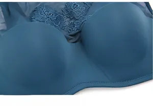 Détail d'un bonnet de soutien-gorge bleu foncé sans couture avec broderie de dentelle