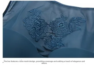 Détail de la broderie florale bleu foncé sur le soutien-gorge bandeau sans couture en dentelle