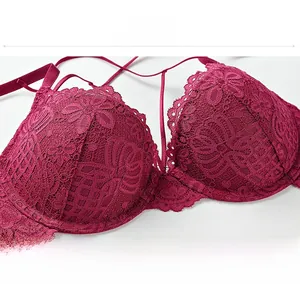 Détail d'un soutien-gorge en dentelle rouge bordeaux avec broderie florale et bords festonnés