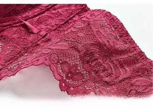 Détail d'un soutien-gorge push-up rouge foncé avec ailes latérales en dentelle florale