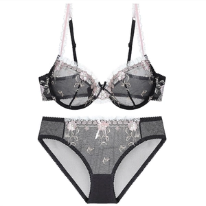 Completo intimo in pizzo con ricamo floreale e fiocchi in rete nera e fiori rosa