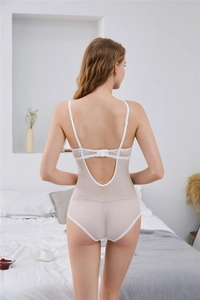 Vista posteriore dettagliata del body in pizzo bianco con design traforato e rete velata