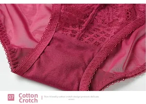 Détail du gousset en coton respirant et de la dentelle brodée sur le slip bordeaux