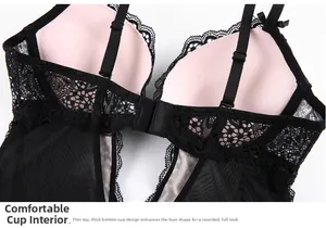 Dettaglio del body in pizzo con coppe rosa imbottite e design push-up modellante
