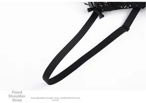 Dettagli di spalline regolabili con piccoli fiocchi su lingerie in pizzo nero