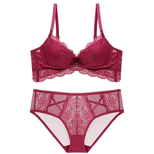 Ensemble de lingerie en dentelle rouge foncé avec soutien-gorge push-up et culotte