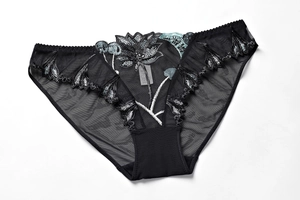 Detalle de bragas de malla negra con bordado floral de cerezo azul y bordes festoneados