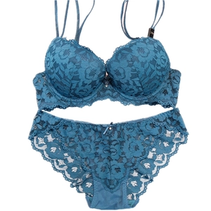 Ensemble de lingerie en dentelle avec soutien-gorge push-up et culotte bleu paon chic