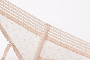 Détail macro du tissu en maille respirante et des bretelles élastiques d'un soutien-gorge