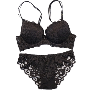 Ensemble de lingerie en dentelle avec soutien-gorge push-up et culotte assortie en noir