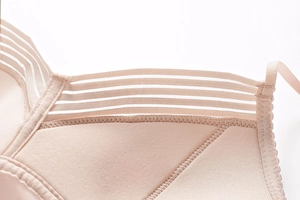 Gros plan du soutien-gorge en dentelle beige montrant le mesh et les coutures de précision