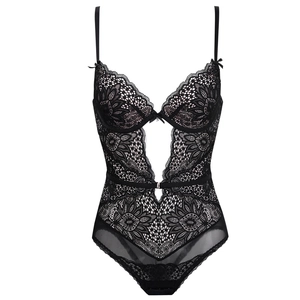 Elegante body in pizzo nero con motivi floreali all'uncinetto e spalline sottili