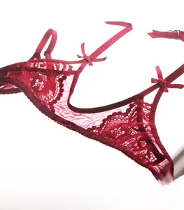 Dettaglio di un set di lingerie in pizzo rosso con ricami e piccoli fiocchi