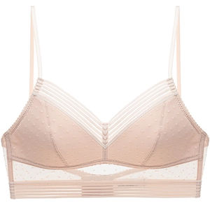 Bralette en dentelle beige avec bonnets triangles et détails en tulle à pois sur blanc