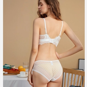 Ensemble lingerie sexy blanc à pois avec bonnets triangle sans armatures et dentelle