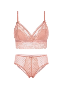 Détail de l'ensemble lingerie en dentelle mauve avec soutien-gorge et culotte