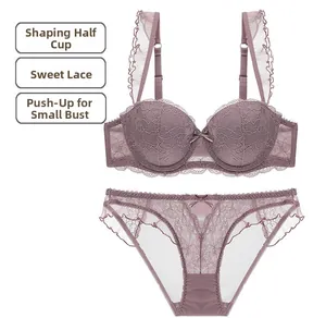 Vue détaillée d'un ensemble lingerie en dentelle gris-violet avec bonnets demi-moulés