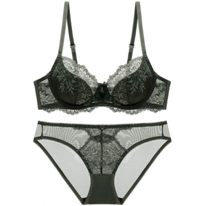 Ensemble soutien-gorge en dentelle vert foncé avec broderie et culotte en résille