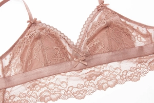 Détails du soutien-gorge triangle en dentelle rose avec bords cils et petits nœuds en satin
