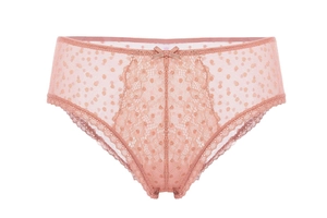 Détail d'une culotte en dentelle rose avec motif à pois et petit nœud en soie