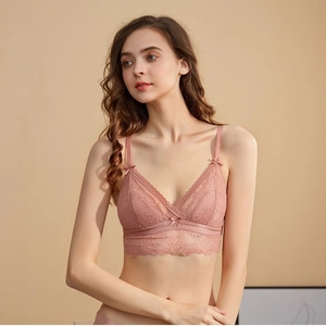 Bralette sexy en dentelle rose poudré avec bonnets triangle sans armatures et nœuds
