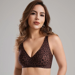 Détail du soutien-gorge léopard sans coutures avec col en V profond et tissu soyeux