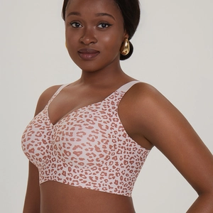 Dettaglio del reggiseno senza cuciture a stampa leopardata con spalline larghe e scollo a V