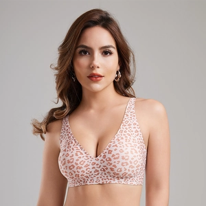 Vue de face d'un soutien-gorge sans armature à imprimé léopard avec col en V profond