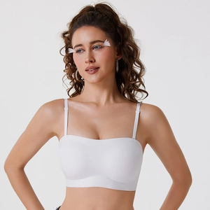 Reggiseno a fascia bianco senza cuciture con spalline regolabili indossato da una modella