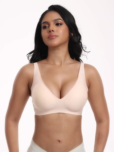 Vue de face d'un soutien-gorge sans coutures chair sans armatures avec larges bretelles