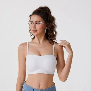 Vista dettagliata del reggiseno bianco senza cuciture con spalline su jeans in denim