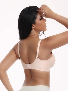 Détail du soutien-gorge nude sans couture montrant le dos en U et les bretelles